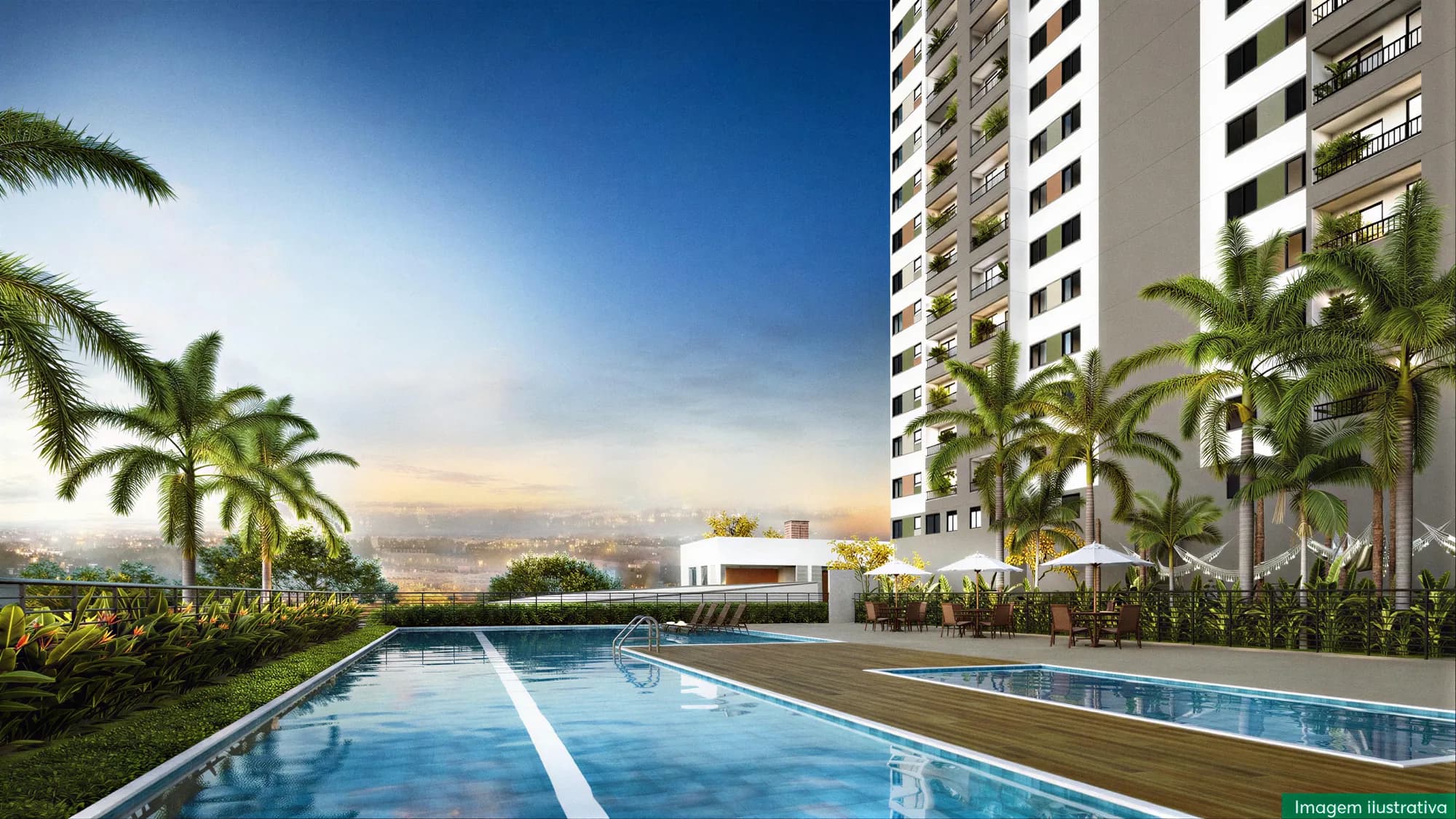 Piscina com raia e deck de madeira ao entardecer