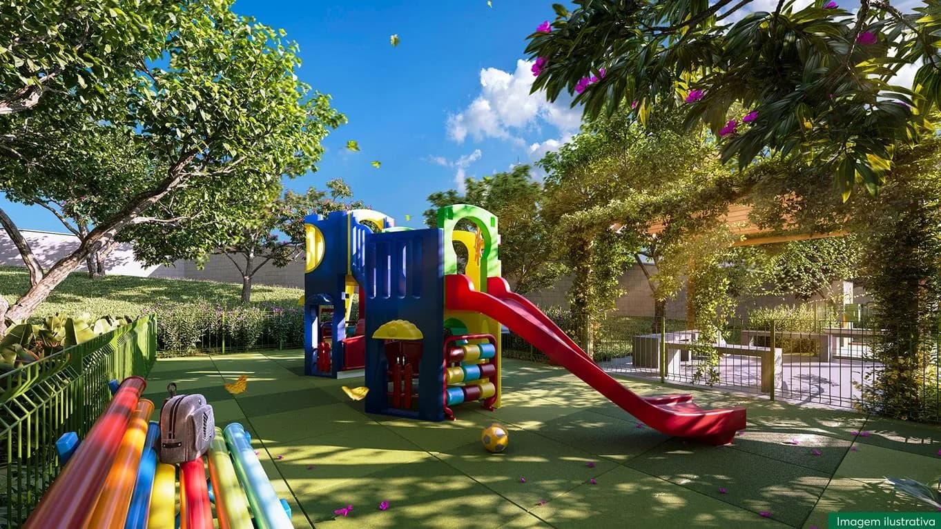 Playground com escorregador em área arborizada