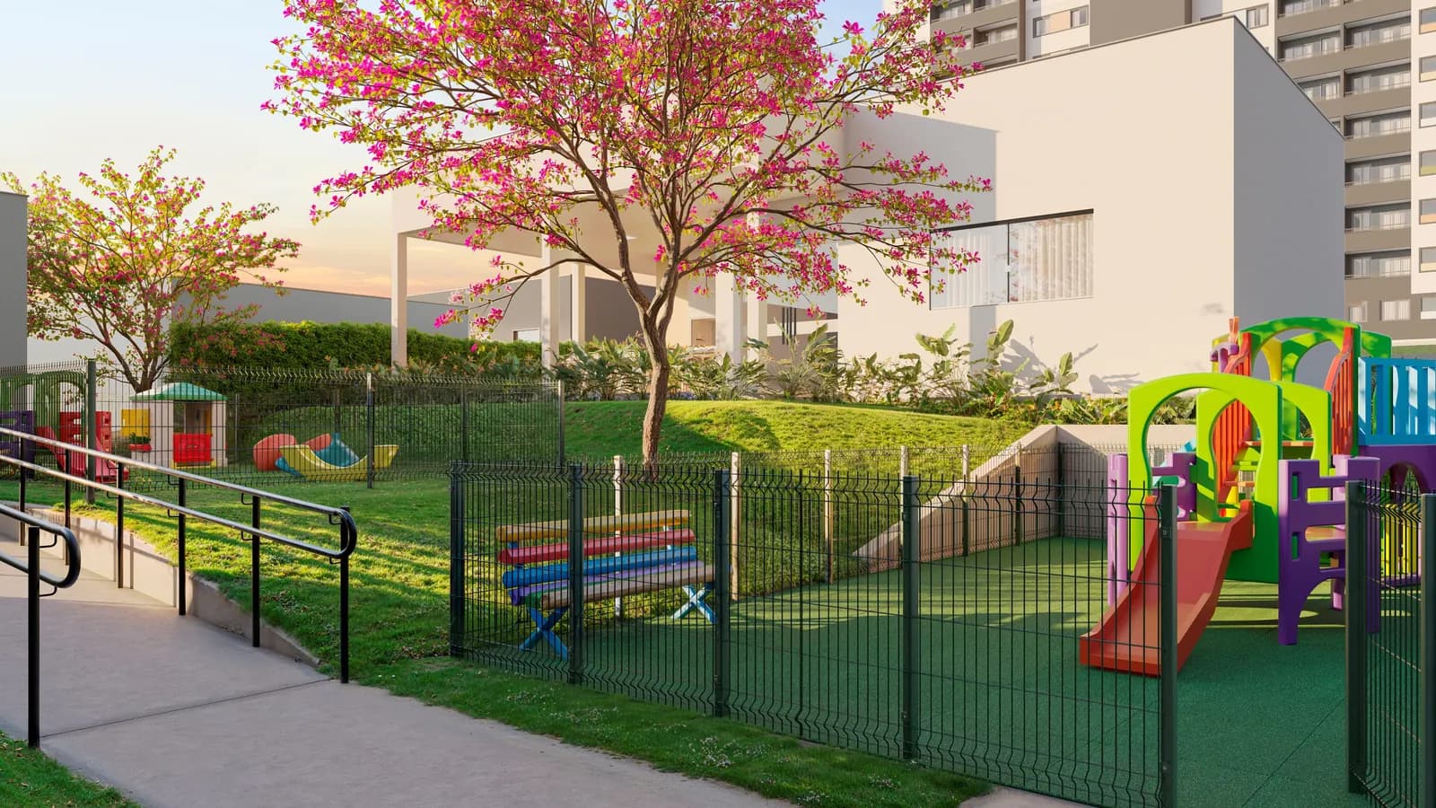 Playground cercado com escorregador em área gramada